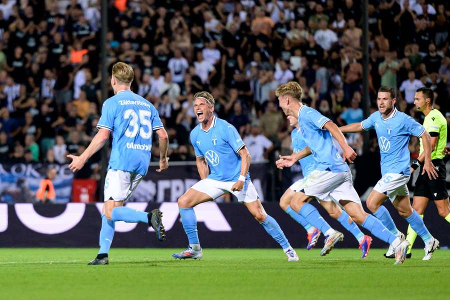 Fotbalisté Malmö oslavují rozhodující trefu v Soluni.