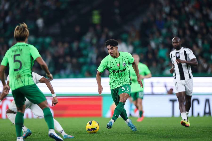 João Simões na partida com o Amarante