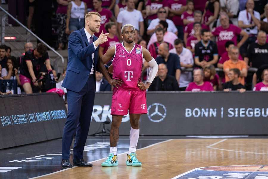 Bonn-Trainer Tuomas Ilsalo im Gespräch mit seinem Starspieler TJ Shorts II