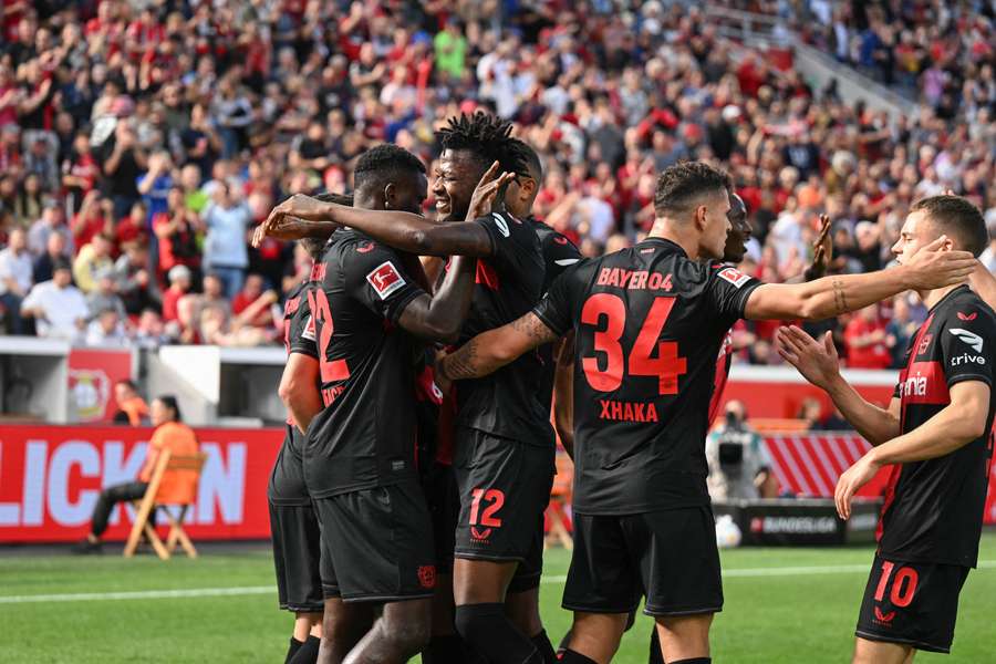 Victor Boniface félicité par ses coéquipiers après le 1-0.