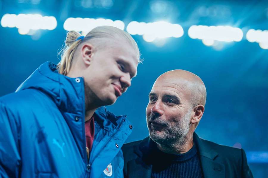 Pep Guardiola (vpravo) těžce nesl, že Premier League neodložila Manchesteru City zápasy po MS klubů. 