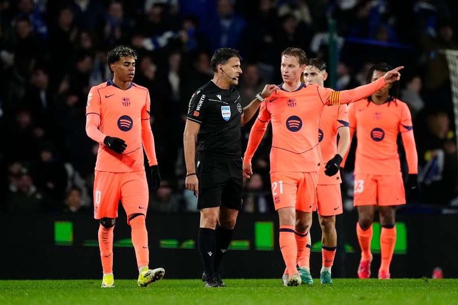 De Jongovi sa verdikty rozhodcu nepozdávali.