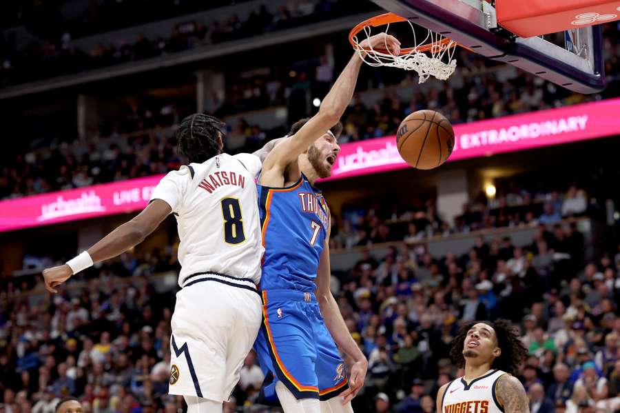 Chet Holmgren di Oklahoma City schiaccia su Peyton Watson nella vittoria dei Thunder sui Denver Nuggets.