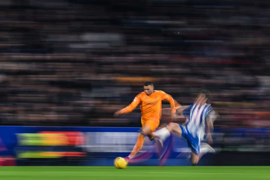 Mbappé, en el momento de recibir la entrada brutal de Romero