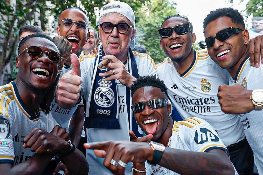 Vini Júnior compartilha fotos com Ancelotti em carta aberta de despedida do Real