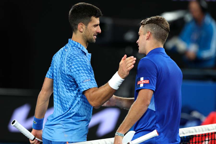 Djokovic trece fără probleme de francezul Couacaud