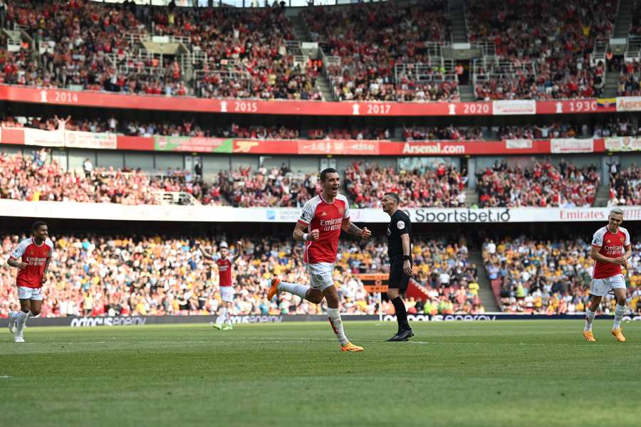 Arsenal's Polish defender Jakub Kiwior (C) celebrates after scoring his team's fifth goal