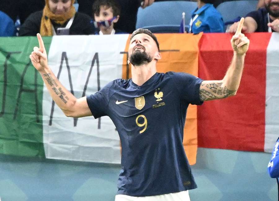 Olivier Giroud juicht tijdens de wedstrijd tegen Australië