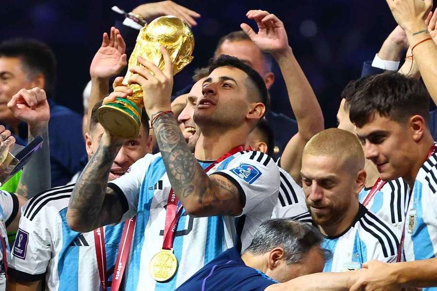 Dybala alături de coechipieri