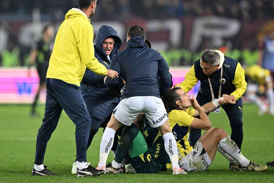 Mourinho celebrates Fenerbahce's late winner