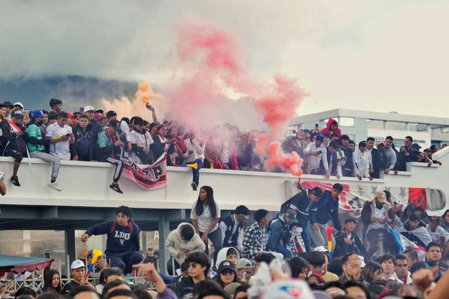 Un aficionado de Liga de Quito, herido por la acción de los antidisturbios.
