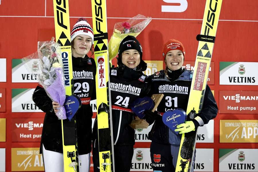 Skispringen: Katharina Althaus (re.) wird zum Saisonabschluss Dritte