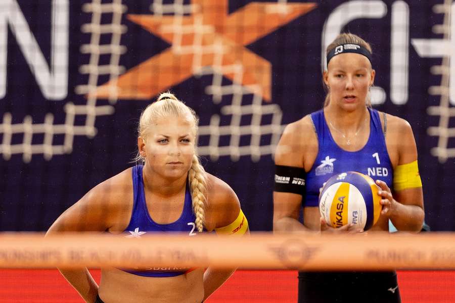 Raïsa Schoon (l) en Katja Stam tijdens de kwartfinale beachvolleybal voor dames op de negende dag van het Multi-EK