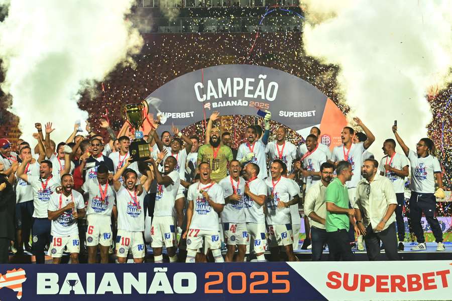 Everton Ribeiro ergue a taça de campeão baiano