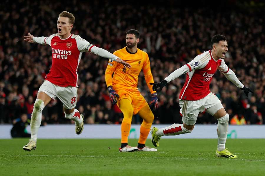 Los jugadores del Arsenal celebran un gol contra el Liverpool.