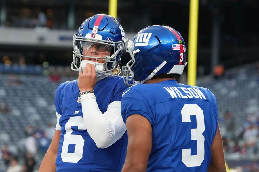 Russell Wilson und Jaxson Dart beim Preseason-Spiel gegen die New England Patriots.