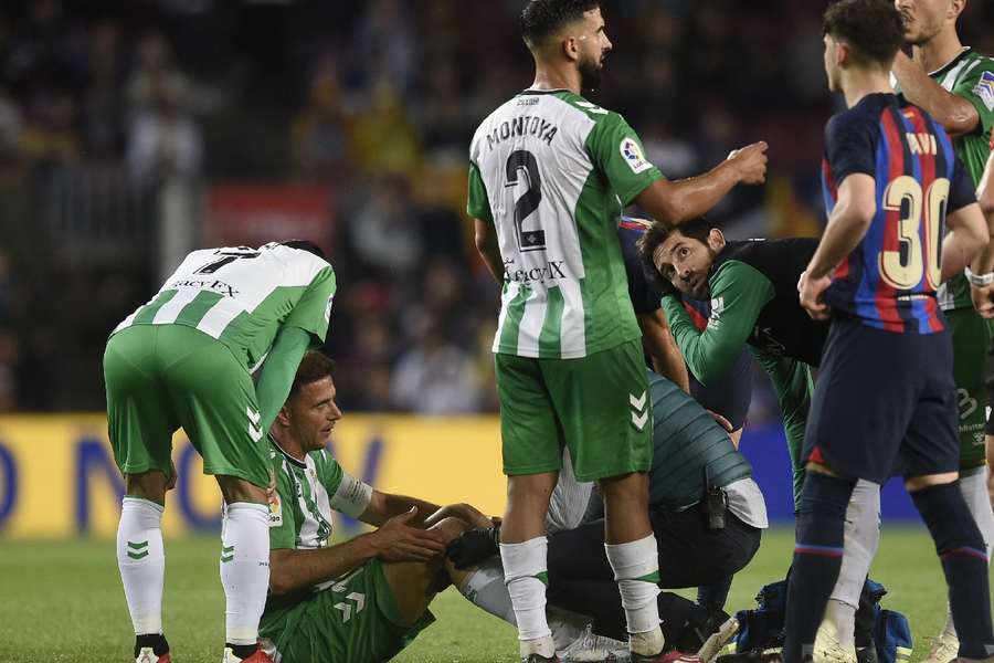 Joaquín, nada más sufrir ese esguince de rodilla en el Camp Nou