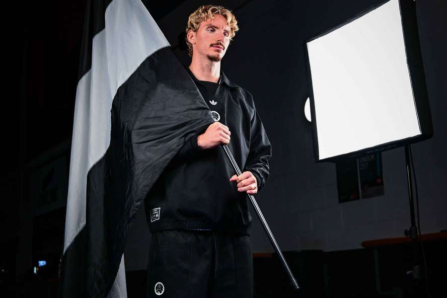 Woltemade apresentado pelo Newcastle