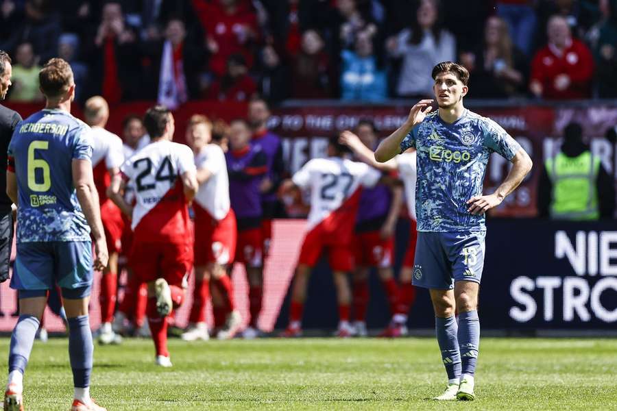 Ahmetcan Kaplan (D) și Jordan Henderson se opun în timp ce FC Utrecht sărbătorește golul de 2-0 al lui Miguel Rodriguez