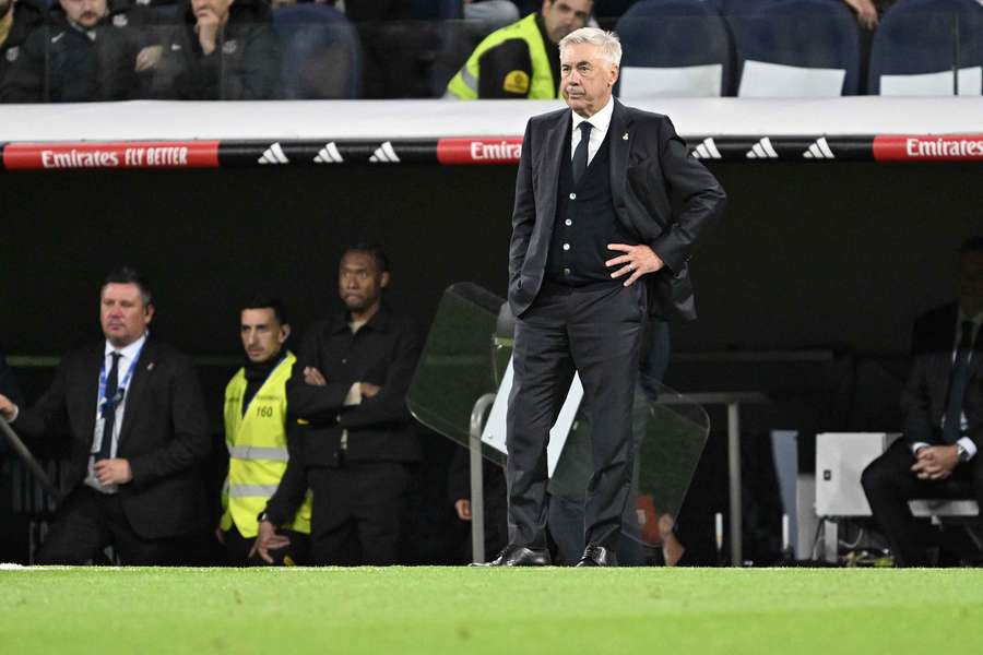 Carlo Ancelotti în timpul derby-ului pierdut cu 4-0 în fața Barcelonei