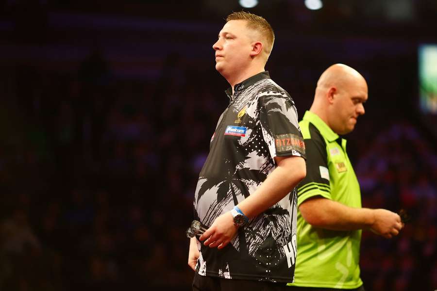 Chris Dobey en Michael van Gerwen eerder dit jaar op de PDC Premier League Darts Belfast