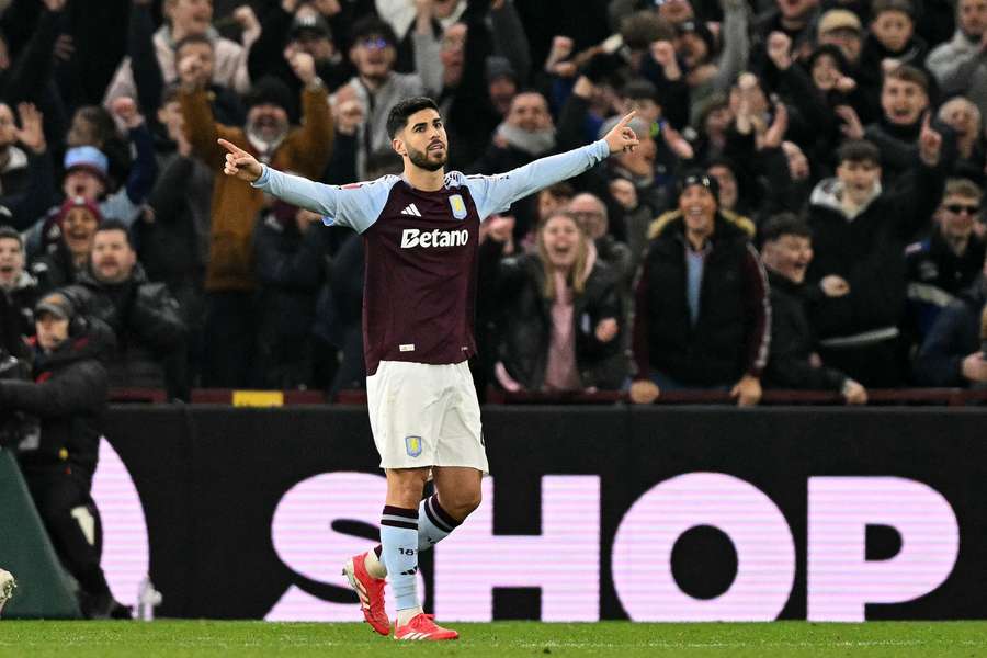 Marco Asensio, con los colores del Aston Villa.