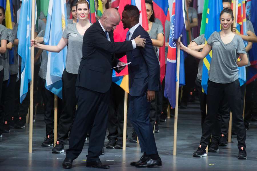 Samuel Eto'o, președintele Federației Cameruneze de Fotbal, se salută cu Gianni Infantino, președintele FIFA Samuel Eto'o, președintele Federației Cameruneze de Fotbal, se salută cu Gianni Infantino, președintele FIFA