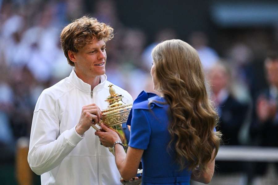Sinner recibe la copa de campeón de Wimbledon