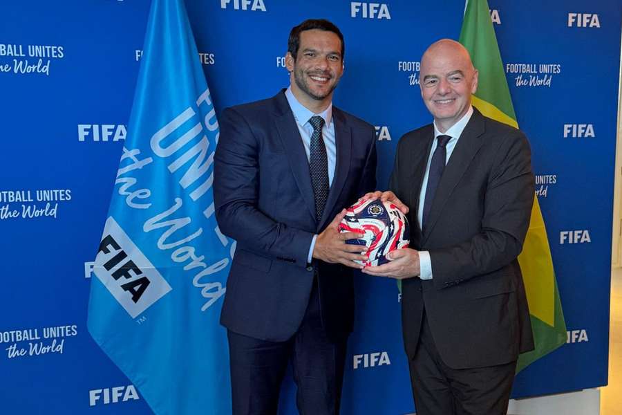 O presidente da CBF, Samir Xaud (esq.), encontra presidente da FIFA, Gianni Infantino, nos EUA