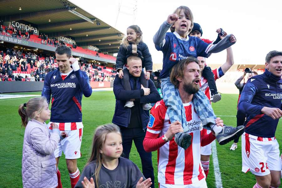 Lucas Andersen og familien efter sejren.