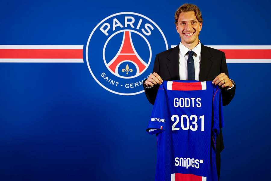 Mika Godts se stal hráčem Paris Saint-Germain. Mika Godts se stal hráčem Paris Saint-Germain.