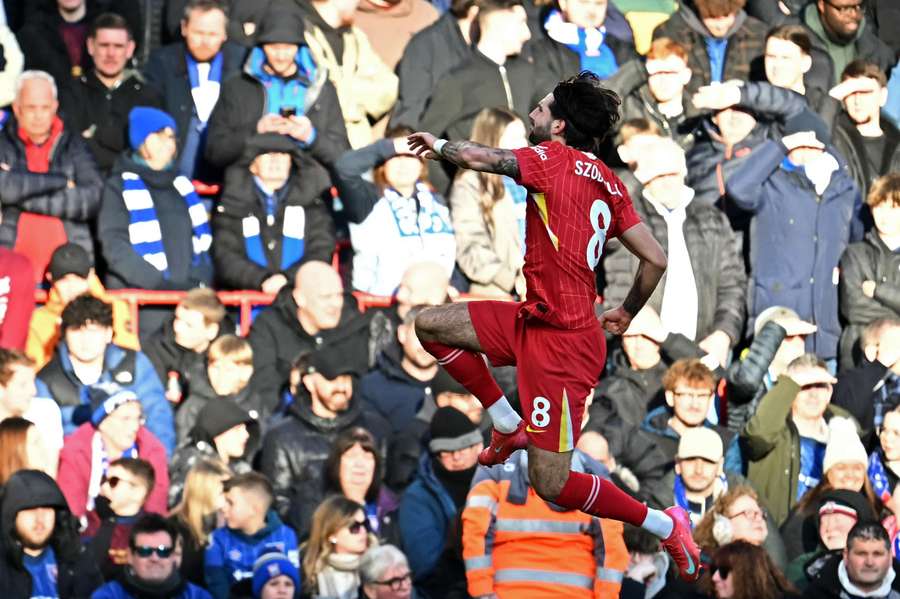 Dominik Szoboszlai dával první gól Liverpoolu při výhře 4:1 nad Ipswichem.