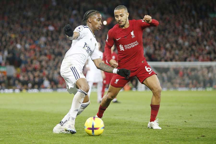 Crysencio Summerville z Leedsu přechází přes liverpoolského záložníka Thiaga Alcántaru.