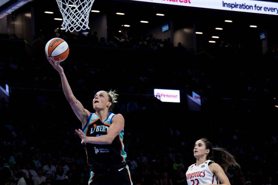 Leonie Fiebich auf dem Weg zum Korb für New York Liberty Leonie Fiebich auf dem Weg zum Korb für New York Liberty