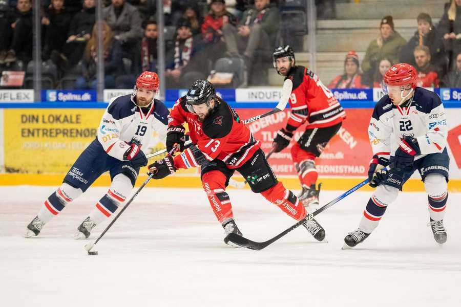 Aalborg Pirates' Tommy Giroux i en kamp mod Rungsted Seier Capital