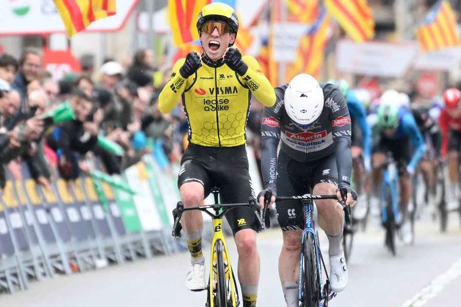 Matthew Brennan (Visma-Lease a Bike) venceu primeira etapa 