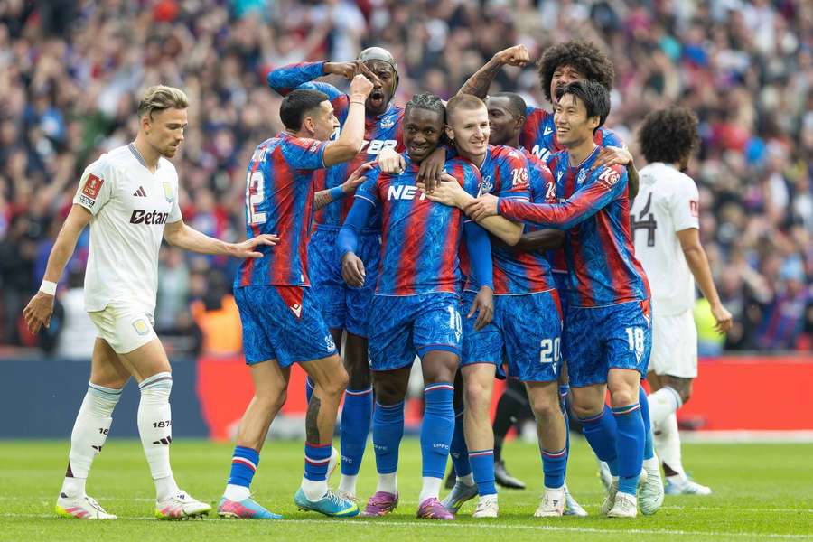 Eberechi Eze célébrant son but face à Aston Villa avec Crystal Palace en demi-finale de FA Cup, le 26 avril 2025.