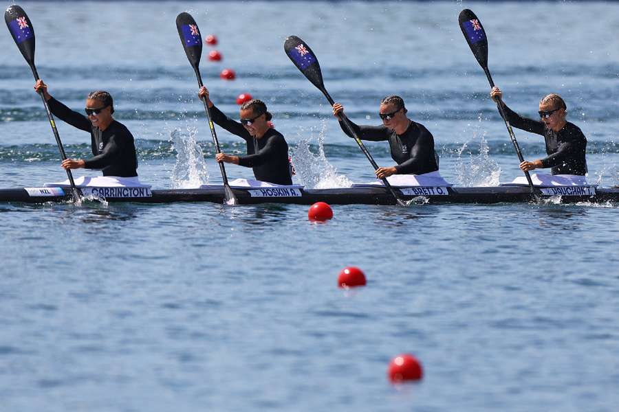 Equipa de caiaque da Nova Zelândia em ação na final olímpica