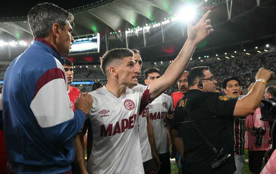 Jogadores do Lanús tentaram ajudar de dentro do gramado