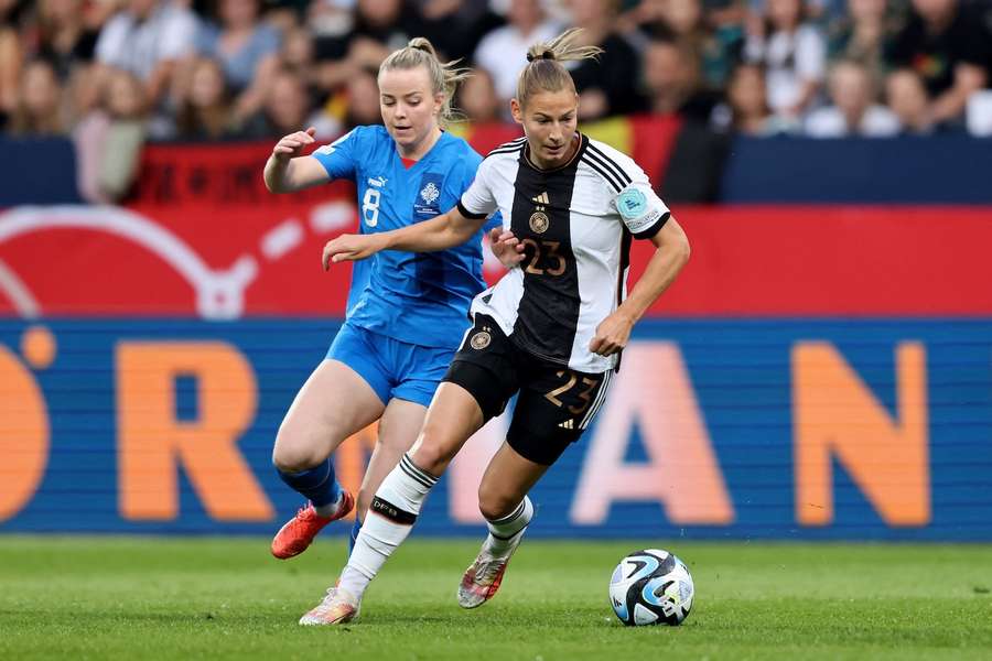 Doorsoun (à dir.) apoiou a sua companheira de equipa após as críticas à treinadora nacional Martina Voss-Tecklenburg.