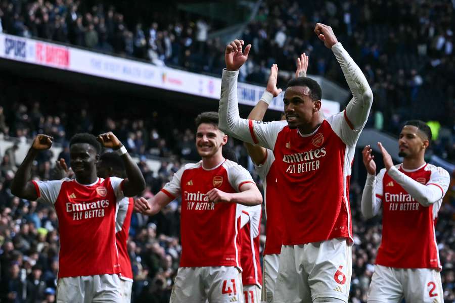 Arsenal defender Gabriel Magalhaes (C) celebrates with his teammates