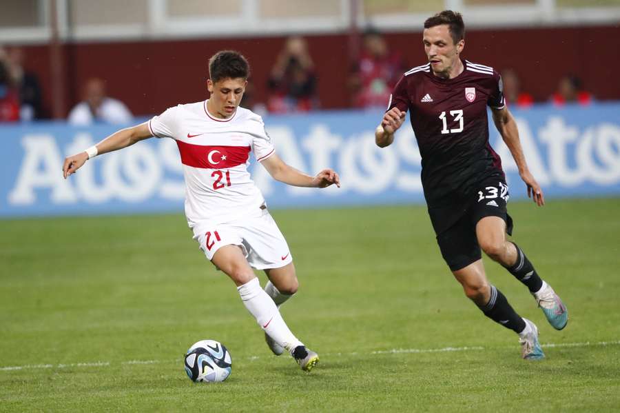 Arda Güler voor Turkije in een duel met Letland