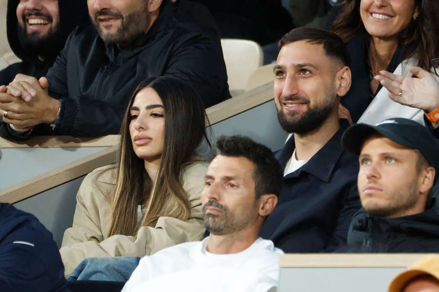 Bramkarz PSG Gianluigi Donnarumma i jego dziewczyna Alessia Elefante oglądają zwycięstwo Włocha Jannika Sinnera podczas turnieju Roland-Garros 2025