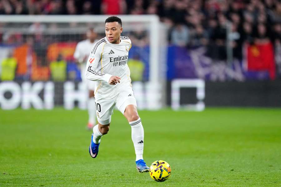 Mbappé conduce el balón