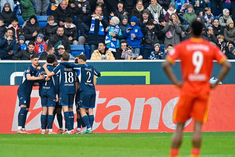 Hráči Hoffenheimu oslavují branku v utkání s Augsburgem. Hráči Hoffenheimu oslavují branku v utkání s Augsburgem.