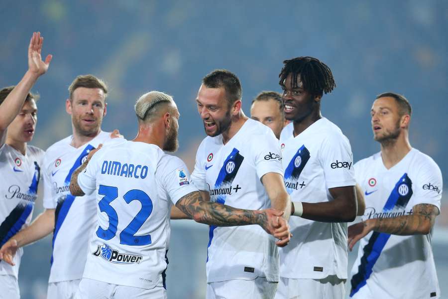 Stefan de Vrij viert de 0-4 met zijn teamgenoten van Inter