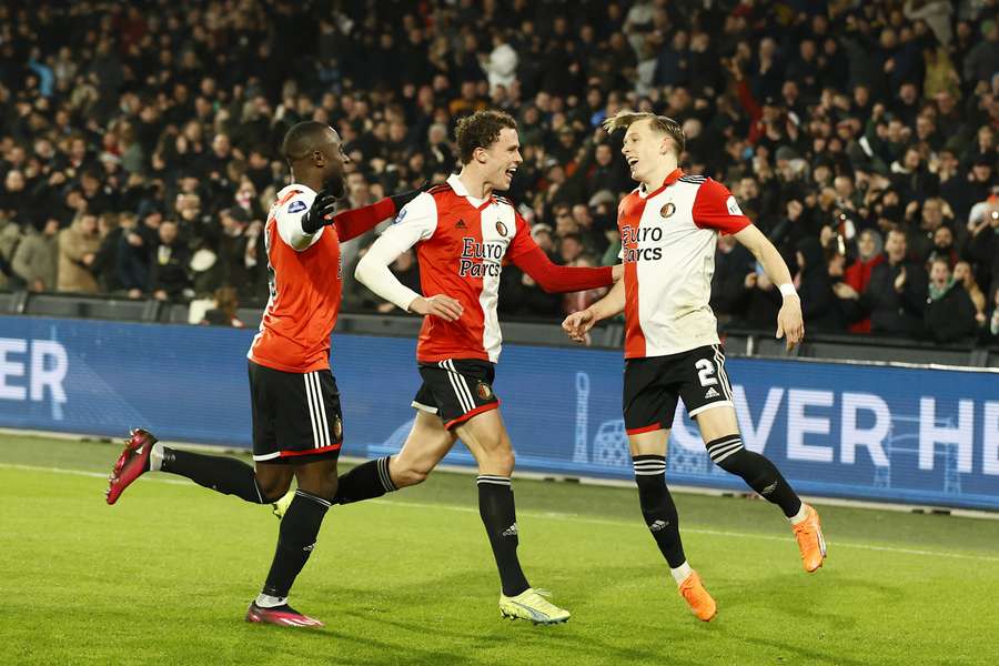 Koploper Feyenoord klopt AZ (2-1) en neemt verder afstand