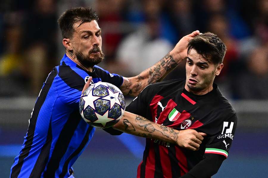 El defensa italiano del Inter de Milán Francesco Acerbi (I) y el centrocampista español del AC Milan Brahim Diaz disputan el balón