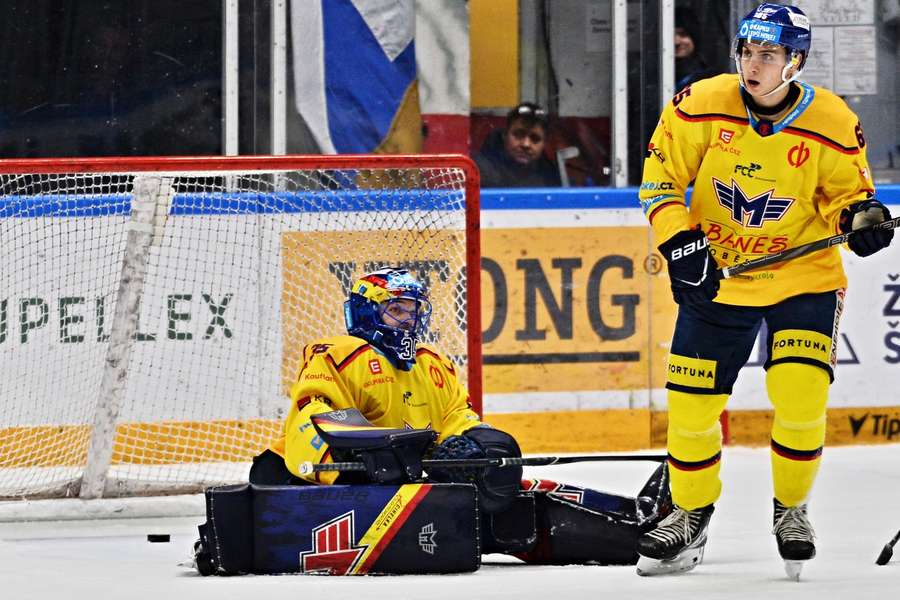 Zklamaní gólman Klouček a obránce Cibulka.