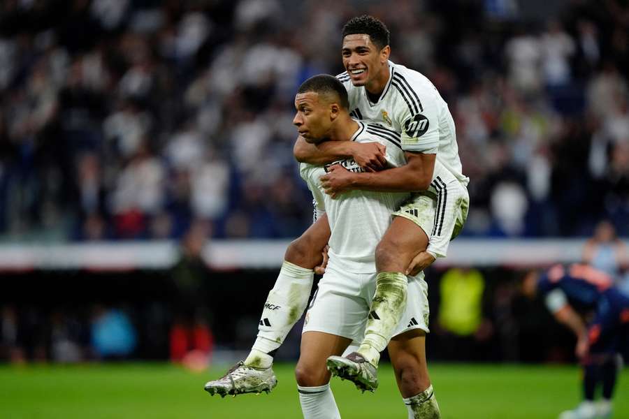Kylian Mbappe și Jude Bellingham celebrează marcarea unui gol